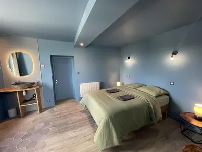 Un ou plusieurs lits dans un hébergement de l'établissement Gîte de Charme à Avoine avec Spa Privé et Jardin - FR-1-381-621
