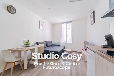 Télévision ou salle de divertissement dans l'établissement Cozy Studio - Near Train Station & Center - Futuroscope 4