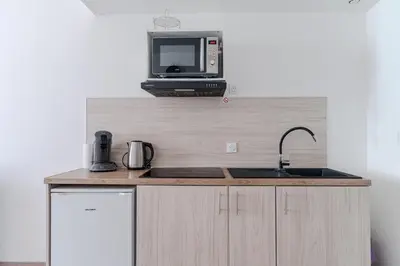 Cuisine ou kitchenette dans l'établissement Cozy Studio - Near Train Station & Center - Futuroscope 4