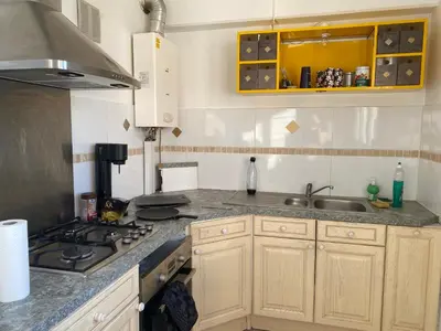 Cuisine ou kitchenette dans l'établissement Location 24h Le Mans