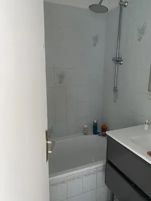 Salle de bains dans l'établissement Location 24h Le Mans