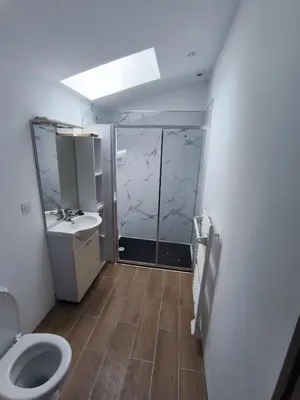 Salle de bains dans l'établissement Maisons A