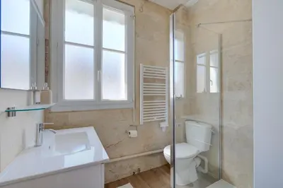 Salle de bains dans l'établissement Central - 800 m Gare - Parking - Climatisé