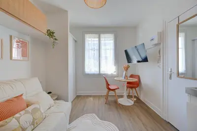 Télévision ou salle de divertissement dans l'établissement Urban - 800 m Gare- Hyper center - WiFi - Climatisé