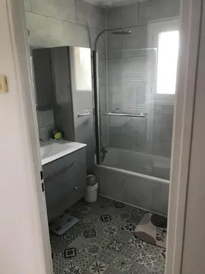 Salle de bains dans l'établissement Maison Changé 4 chambres