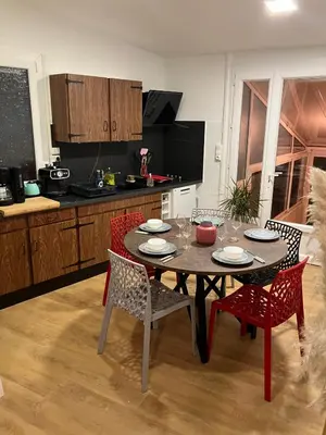 Cuisine ou kitchenette dans l'établissement maison 6 personnes 15 min du circuit