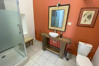 Salle de bains dans l'établissement La maison du gardien