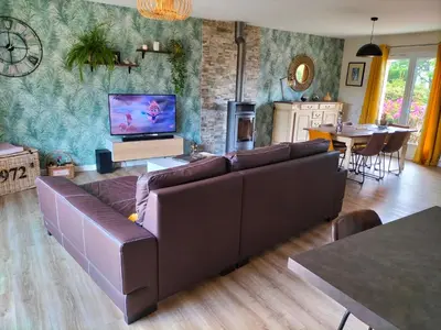 Télévision ou salle de divertissement dans l'établissement Maison circuit 24 heures du Mans
