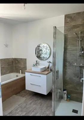 Salle de bains dans l'établissement Loue étage