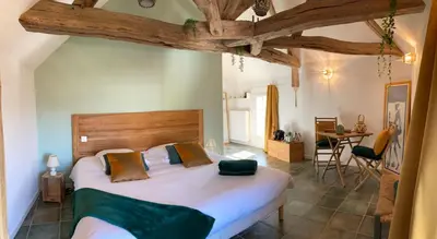 Un ou plusieurs lits dans un hébergement de l'établissement Le Chai De La Rose SPA et Séances Bien être