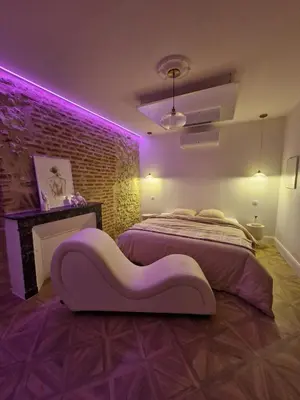 Un ou plusieurs lits dans un hébergement de l'établissement L'audacieuse-Jacuzzi et sauna , miroir suspendu