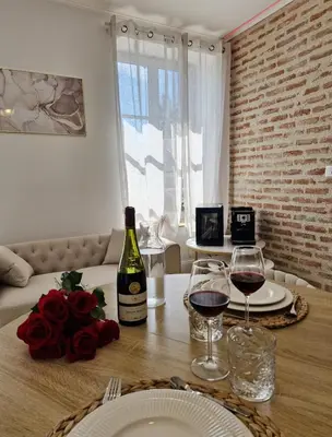 Boissons dans l'établissement L'audacieuse-Jacuzzi et sauna , miroir suspendu