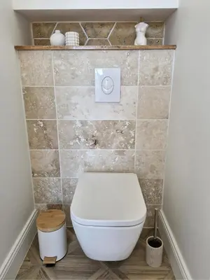 Salle de bains dans l'établissement L'audacieuse-Jacuzzi et sauna , miroir suspendu