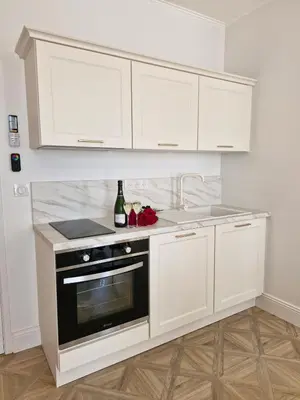 Cuisine ou kitchenette dans l'établissement L'audacieuse-Jacuzzi et sauna , miroir suspendu