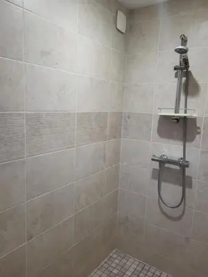 Salle de bains dans l'établissement Domaine les roses du vieux chai