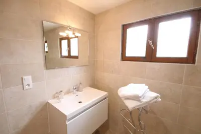 Salle de bains dans l'établissement Domaine les roses du vieux chai