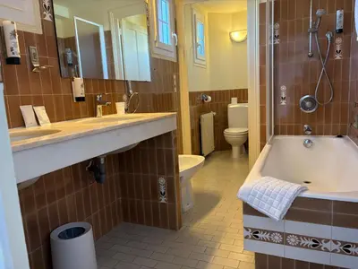 Salle de bains dans l'établissement Domaine des Châteaux