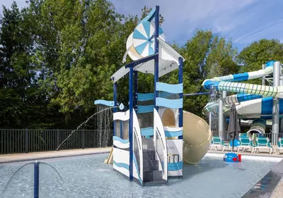 Piscine de l'établissement Camping Domaine de la Brèche ou située à proximité