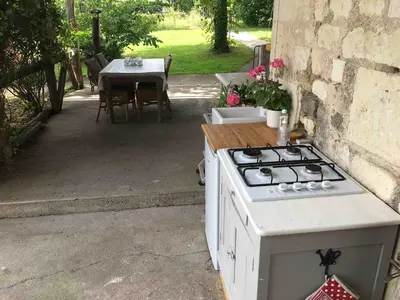 Barbecue disponible mis à disposition des clients de la maison de vacances