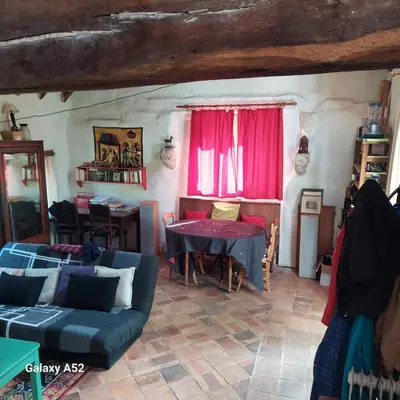 Coin salon dans l'établissement Maison rustique à la campagne