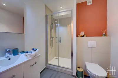 Salle de bains dans l'établissement Le 36 Quai -Tours Gare au pied de l'immeuble - Hyper Centre