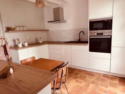 Cuisine ou kitchenette dans l'établissement Maison lumineuse 2 chambres proche circuit