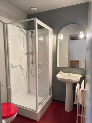 Salle de bains dans l'établissement Hôtel de l Héritage