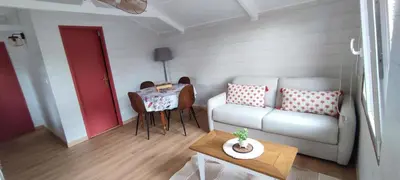 Coin salon dans l'établissement Charmant Chalet -La Lande - 4 pers-24h du Mans