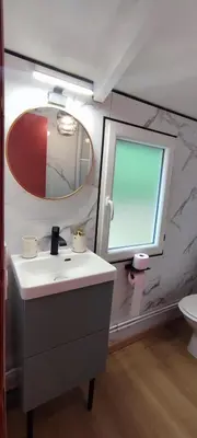 Salle de bains dans l'établissement Charmant Chalet -La Lande - 4 pers-24h du Mans