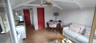 Coin salon dans l'établissement Charmant Chalet -La Lande - 4 pers-24h du Mans
