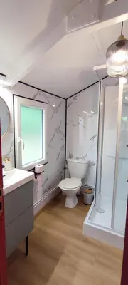 Salle de bains dans l'établissement Charmant Chalet -La Lande - 4 pers-24h du Mans