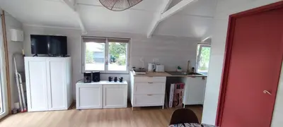 Cuisine ou kitchenette dans l'établissement Charmant Chalet -La Lande - 4 pers-24h du Mans