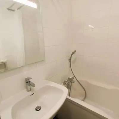 Salle de bains dans l'établissement L'Oasis-T2 spacieux-Wifi-TV-Proche Gare