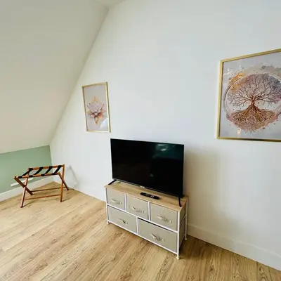 Télévision ou salle de divertissement dans l'établissement Vaste studio au cœur de Solesmes