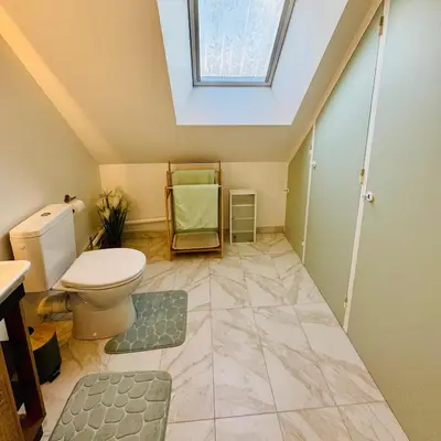 Salle de bains dans l'établissement Vaste studio au cœur de Solesmes