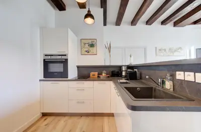 Cuisine ou kitchenette dans l'établissement Trois pièces de charme hyper centre Tours