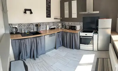 Cuisine ou kitchenette dans l'établissement La Colinière Sambin