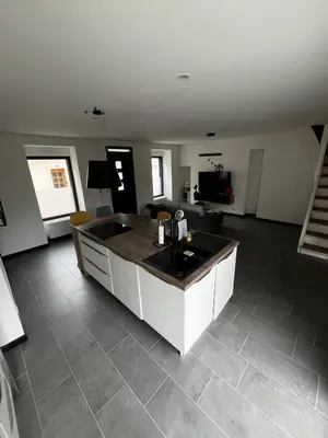 Cuisine ou kitchenette dans l'établissement Maison idéale pour le circuit des 24h