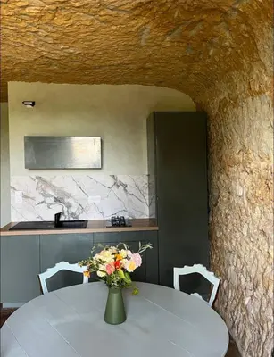 Cuisine ou kitchenette dans l'établissement La petite Troglo