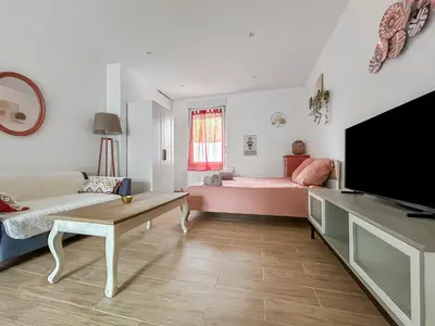 Télévision ou salle de divertissement dans l'établissement Cosy et calme, lit double, proche transports