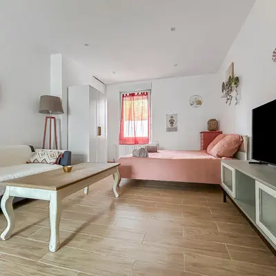 Un ou plusieurs lits dans un hébergement de l'établissement Cosy et calme, lit double, proche transports