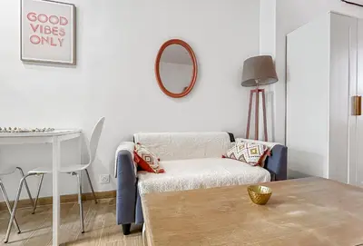 Coin salon dans l'établissement Cosy et calme, lit double, proche transports