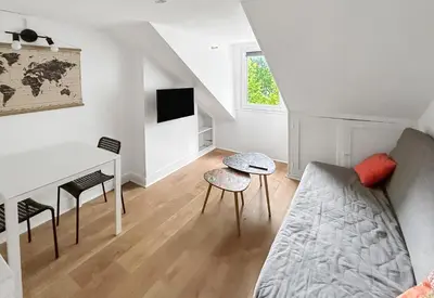 Télévision ou salle de divertissement dans l'établissement Douillet studio avec Wi-Fi, proche Transports