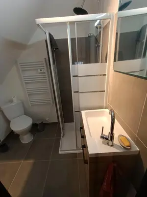 Salle de bains dans l'établissement Studio en duplex 24H du Mans