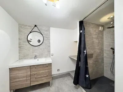 Salle de bains dans l'établissement Le Paddock - Jardin - parking - 4 pers