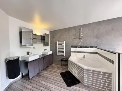 Salle de bains dans l'établissement Le Paddock - Jardin - parking - 4 pers