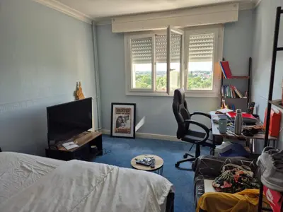 Télévision ou salle de divertissement dans l'établissement Chambre pour les 24h du Mans et autres