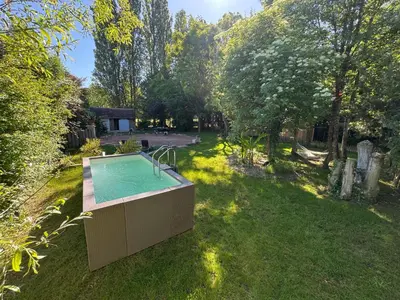 Piscine de l'établissement Bol de nature au Séquoia Lodge ou située à proximité