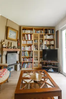Bibliothèque dans la maison d'hôtes