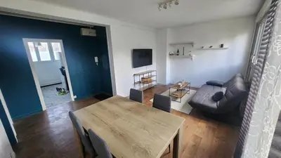 Télévision ou salle de divertissement dans l'établissement apartment 8 people 24H Le Mans